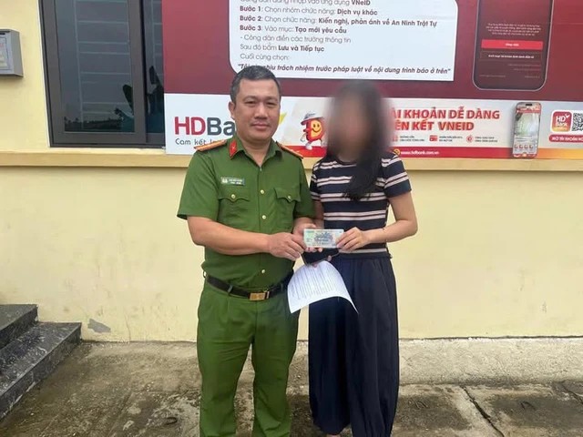Cô gái trẻ lập tức rút toàn bộ số tiền được chuyển khoản, mang đến trụ sở công an